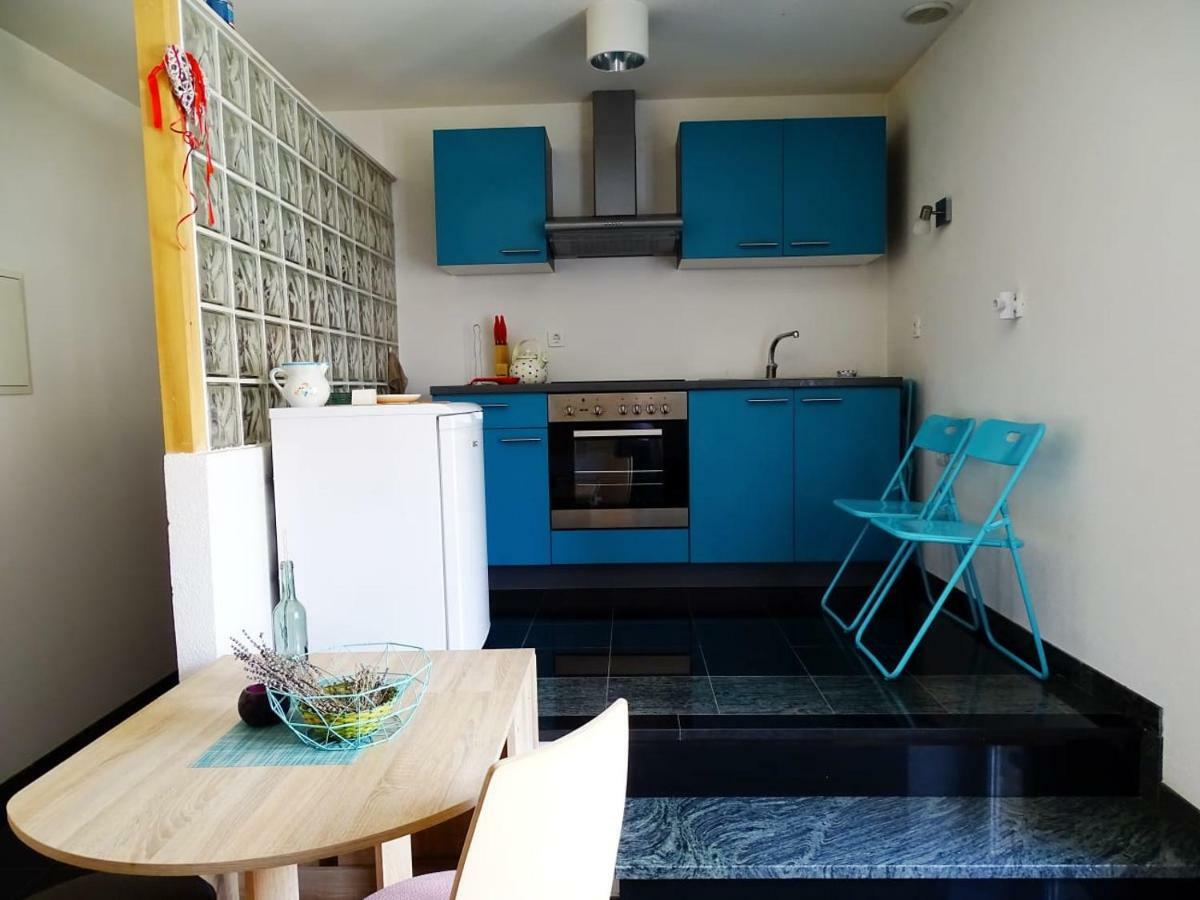 Apartment Naita Sinj Exteriör bild
