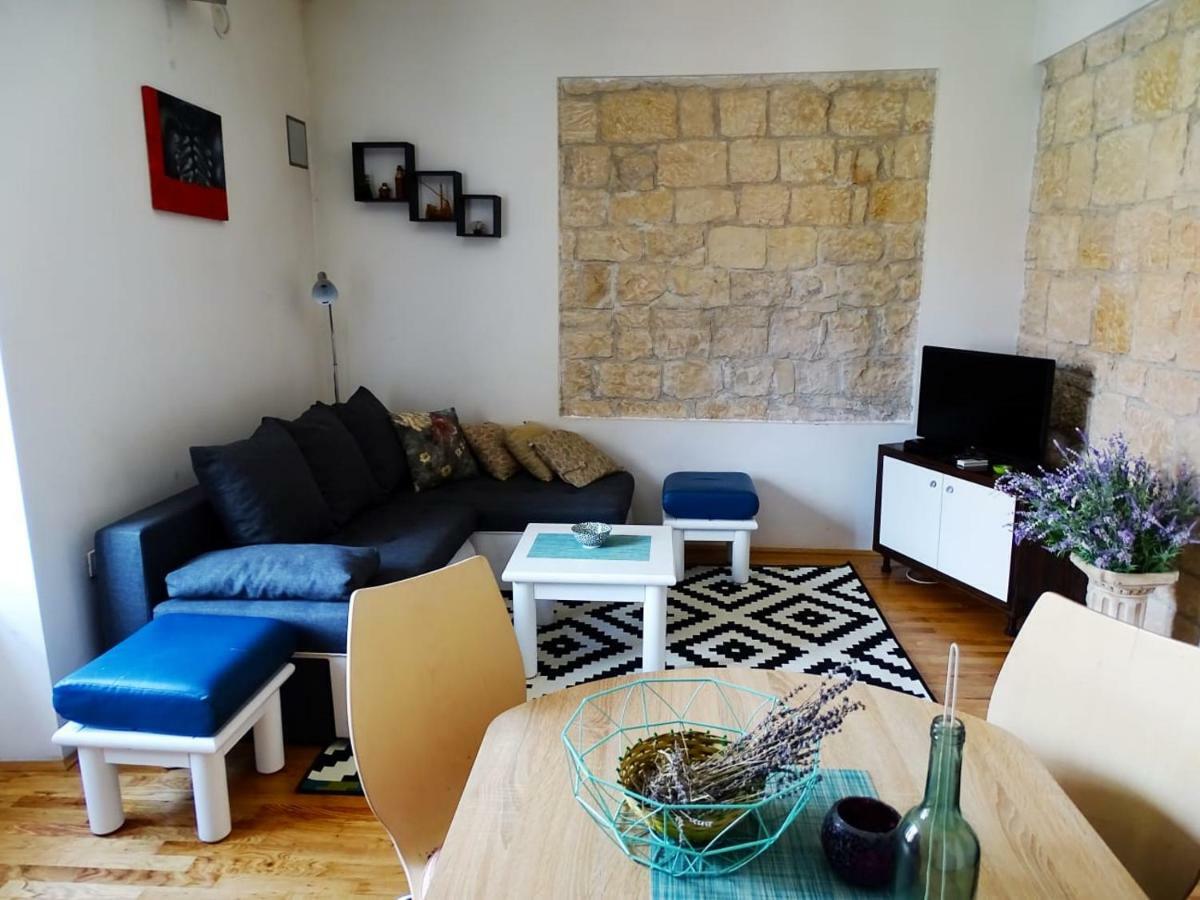 Apartment Naita Sinj Exteriör bild