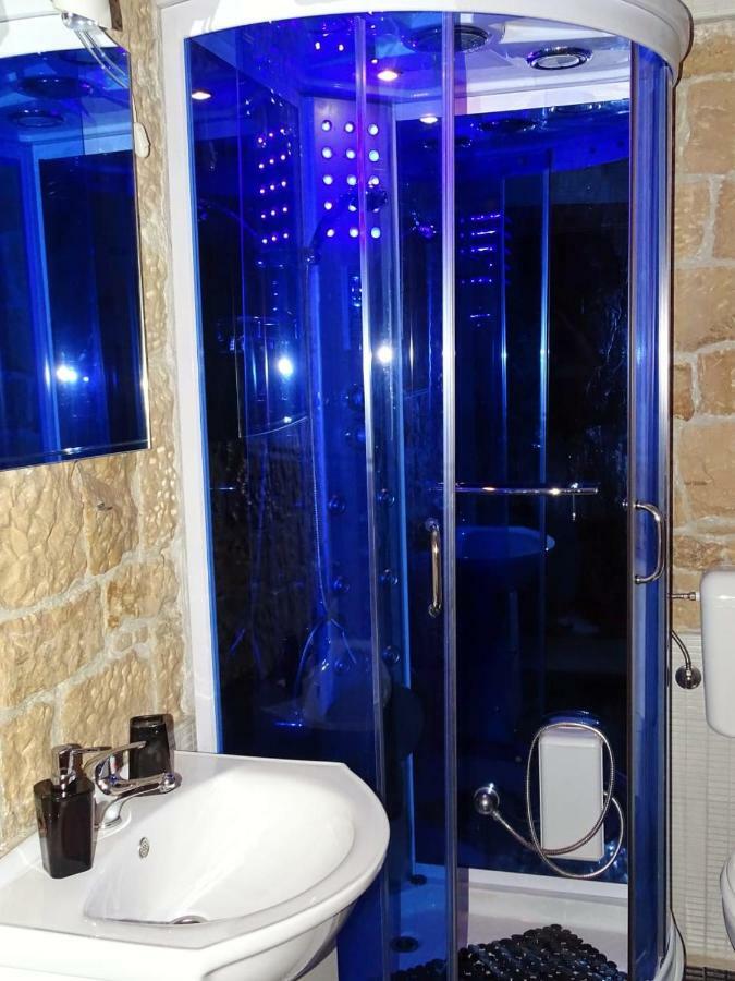 Apartment Naita Sinj Exteriör bild