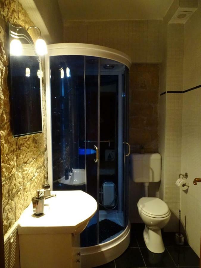 Apartment Naita Sinj Exteriör bild