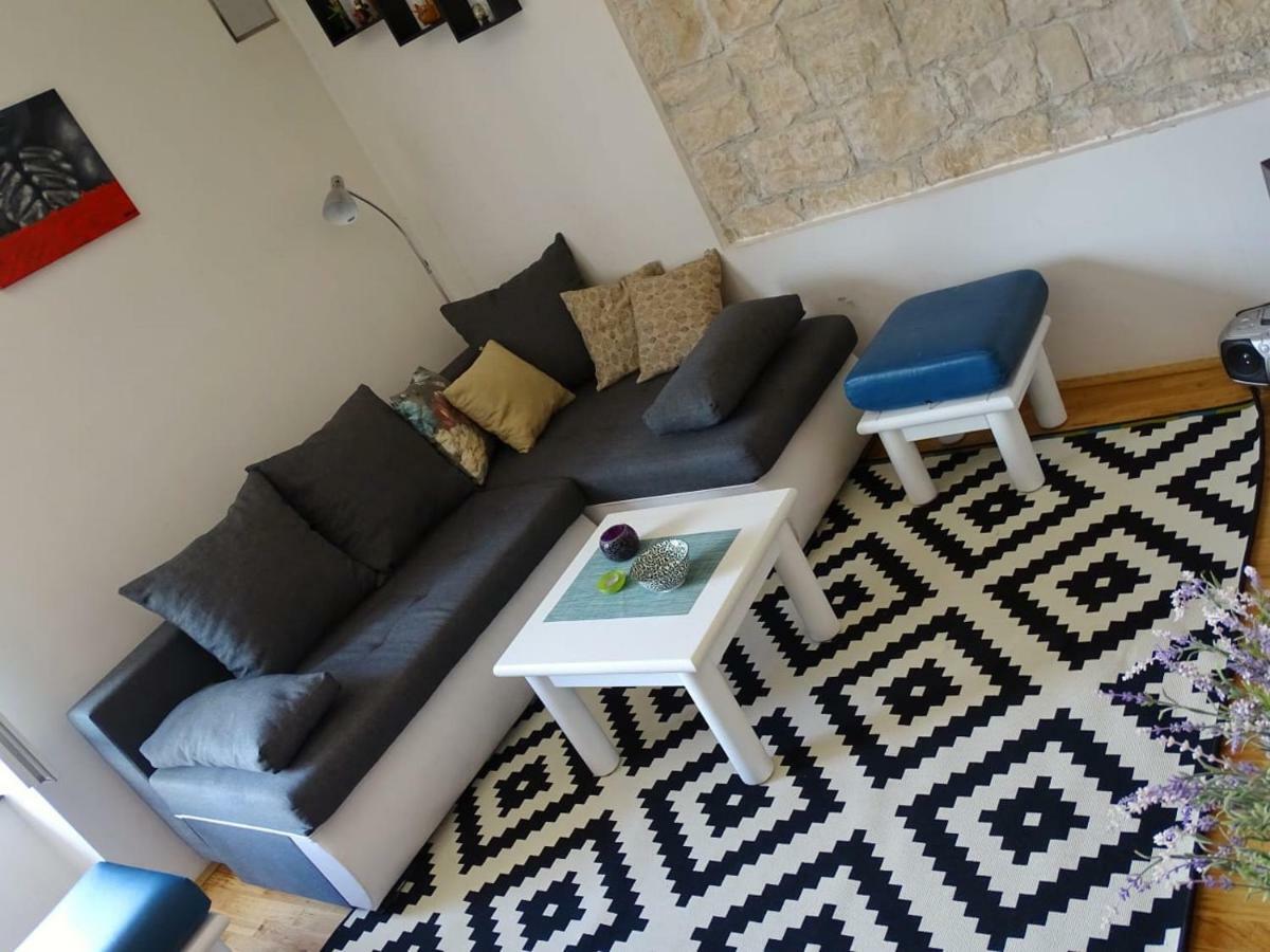 Apartment Naita Sinj Exteriör bild